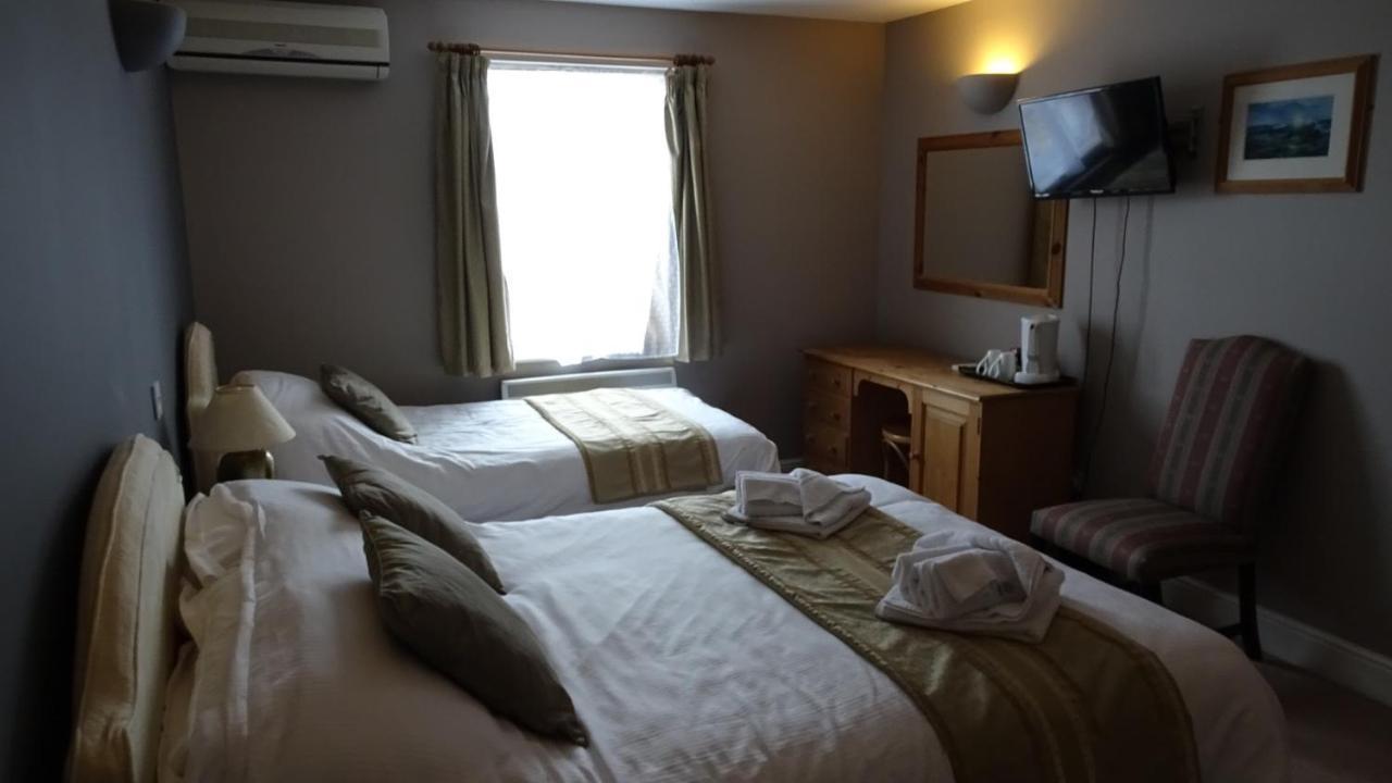 The Furze Bush Inn ニューベリー エクステリア 写真