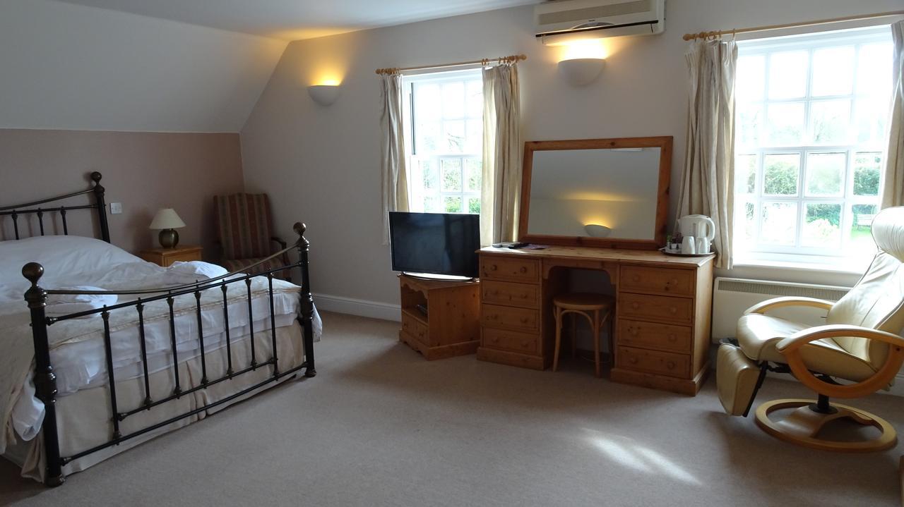 The Furze Bush Inn ニューベリー エクステリア 写真